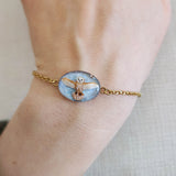 Bracelet Chouette Errol sur fond bleu ciel