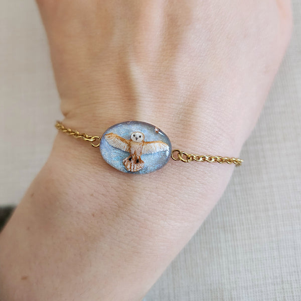 Bracelet Chouette Errol sur fond bleu ciel