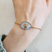 Bracelet Chouette Errol sur fond bleu ciel