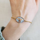 Bracelet Chouette Errol sur fond bleu ciel