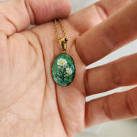 Pâquerette blanche sur fond vert