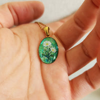 Pâquerette blanche sur fond vert