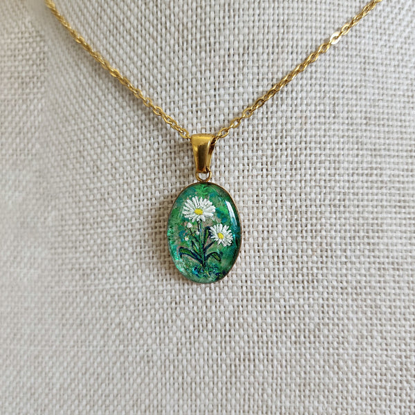 Pâquerette blanche sur fond vert